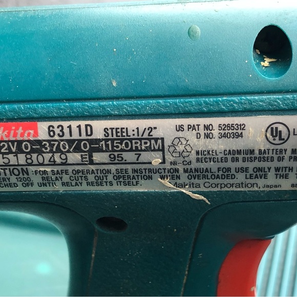 MAKITA 6311D DRILL. CHARGER AND BATTERIE USED TESTED - Picture 3 of 9